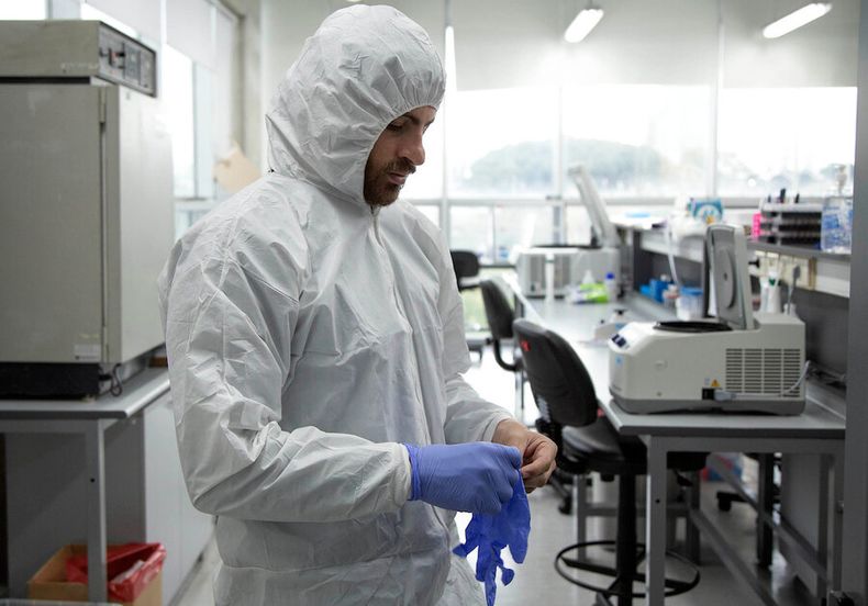Laboratorio, realizando test de coronavirus. Foto: Pedro Zafrón / adhocFOTOS