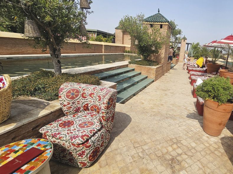 El Fenn es un riad convertido en hotel boutique: no solo ofrece hospitalidad de alto nivel, sino también un manifiesto silencioso sobre como reinterpretar la tradición sin caer en cliches