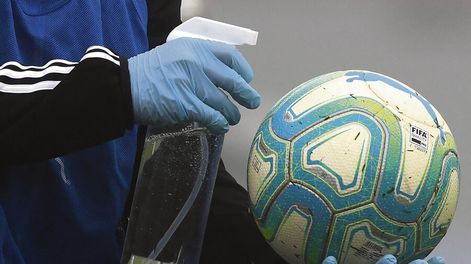 Una pelota es limpiada durante un clásico entre Nacional y Peñarol por el Campeonato Uruguayo. Foto: Pablo Porciúncula / AFP