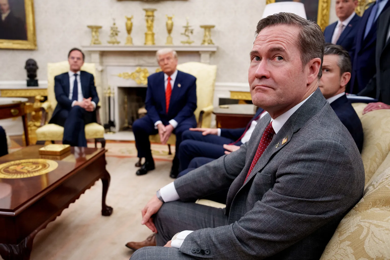 Donald Trump, acompañado por el asesor de seguridad nacional de Estados Unidos, Michael Waltz, en la Casa Blanca responde una pregunta de un periodista el 13 de marzo