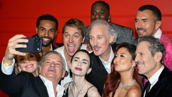 La première de Emily in Paris reunió al elenco de la serie en la alfombra roja del cine Grand Rex de París.