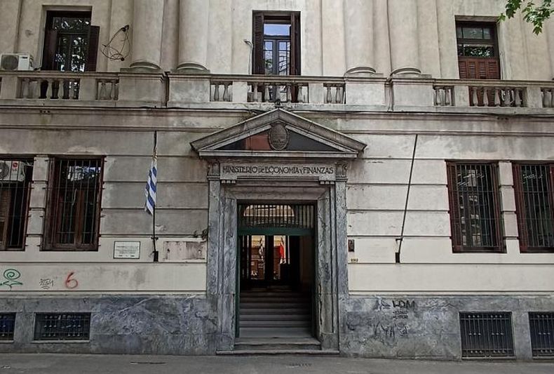 El MEF licitó la serie 32 de la Nota del Tesoro en UI con vencimiento a 2036, y se emitieron dos obligaciones negociables en el negocio hotelero e industrial