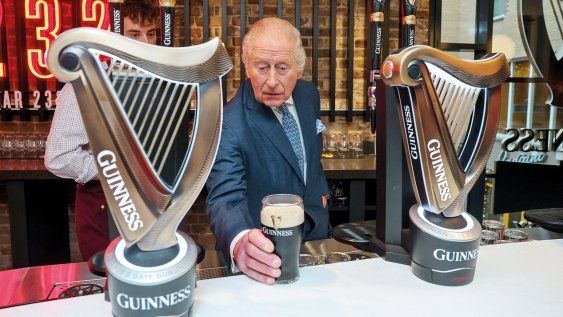 El monarca respetó los minutos de espera para que la cerveza se asiente antes de llenar la pinta. El monarca respetó los minutos de espera para que la cerveza se asiente antes de llenar la pinta.