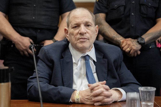 El exproductor de cine Harvey Weinstein comparece ante el tribunal para su nuevo juicio