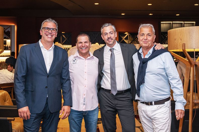 Diego Berná, de Enjoy, con Massimo Michelis, del casino Monte-Carlo, el gerente general de Enjoy Ignacio Sarmiento y Rudy Tarditi, del casino