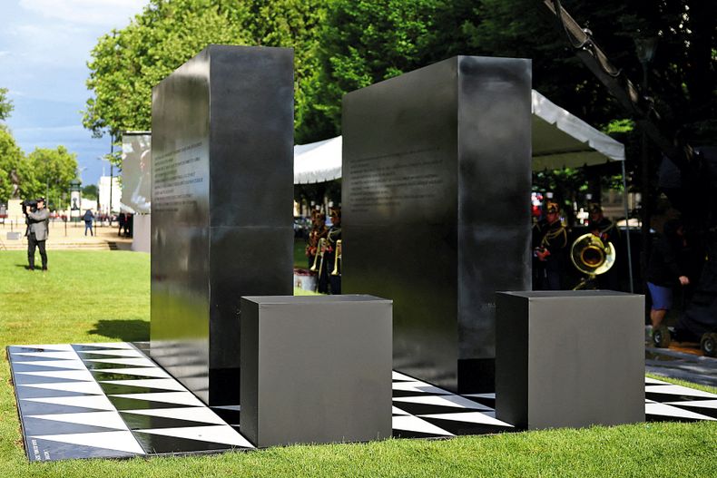 El monumento, obra de la portuguesa Grada Kilomba, consiste en dos bloques negros erigidos en la explanada Habib-Bourguiba, a orillas del río Sena.