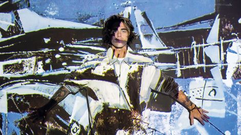 Romeo Taddei posa delante de proyecciones de obras de arte de su padre, Claudio Taddei, quien fue un destacado músico y artista plástico, fallecido en 2019. Romeo Taddei posa delante de proyecciones de obras de arte de su padre, Claudio Taddei, quien fue un destacado músico y artista plástico, fallecido en 2019.