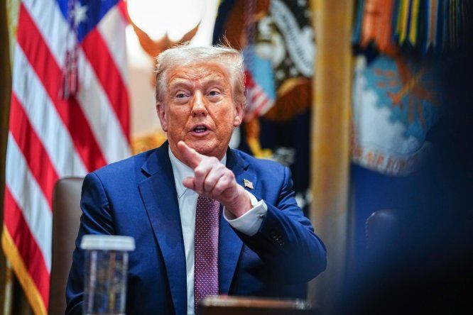 Donald Trump responde a la pregunta de un periodista mientras preside una reunión del Gabinete en la Sala del Gabinete de la Casa Blanca en Washington, el 26 de agosto de 2025.