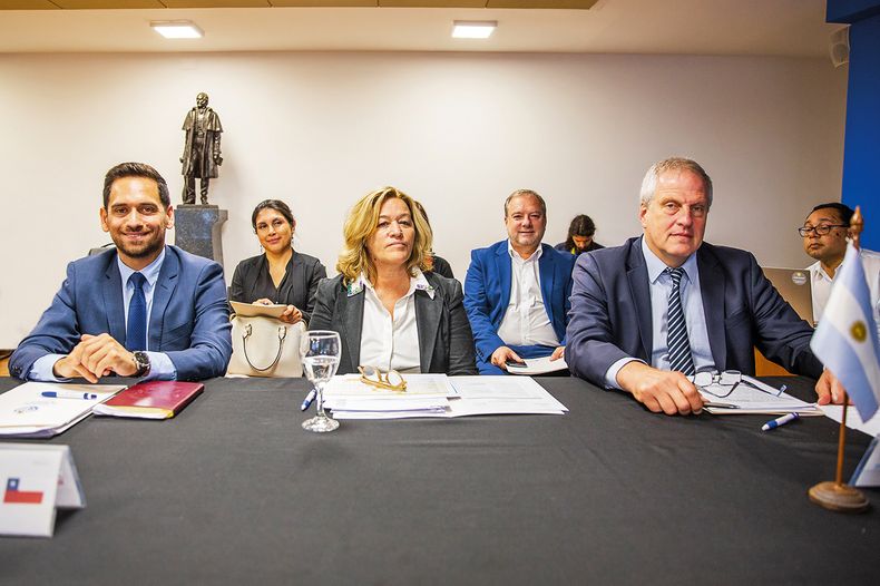 El jefe de la Oficina de Relaciones Internacionales del Ministerio de Educación de Chile Rodrigo Matamoros, Andrea García y el ministro de Educación de Argentina Jaime Perczyk