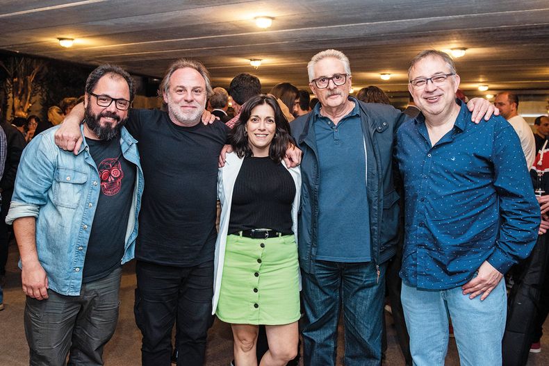 De 13a0: Gonzalo Delgado, Pablo Tate, Virginia Ithurbide, Ricardo Piñeyrúa y Álvaro González Márquez