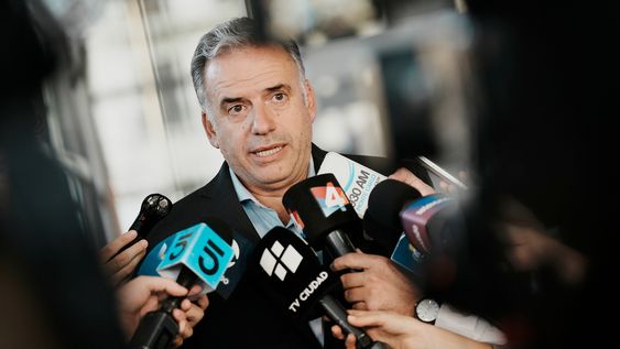 Yamandú Orsi durante una conferencia de prensa en la Torre Ejecutiva. Yamandú Orsi durante una conferencia de prensa en la Torre Ejecutiva.