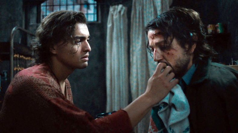 Tonatiuh Elizarraraz como Luis Molina y Diego Luna como Valentín Arregui Paz en El beso de la mujer araña.