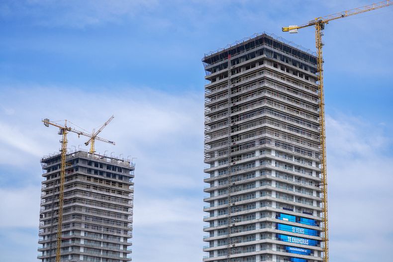 Una obra de edificación de viviendas sobre la bahía de Montevideo.