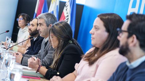 Pablo Caggiani, presidente de ANEP, Gonzalo Civila, ministro de Desarrollo Social, junto a otros referentes de la Estrategia Nacional de Revinculación