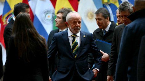 El presidente de Brasil, Luiz Inácio Lula da Silva (centro), hace un gesto durante la 66.ª Cumbre de Líderes del Mercosur y Estados Asociados en el Palacio San Martín de Buenos Aires el 3 de julio de 2025.