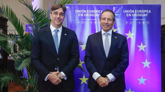 De la UE: jefe adjunto Jan Mikołaj Dzieciolowski y embajador Petros Mavromichalis.