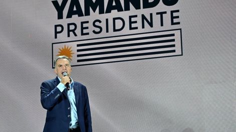 Yamandú Orsi durante un acto con militantes frenteamplistas luego de conocerse los primeros resultados de las elecciones nacionales de 2024