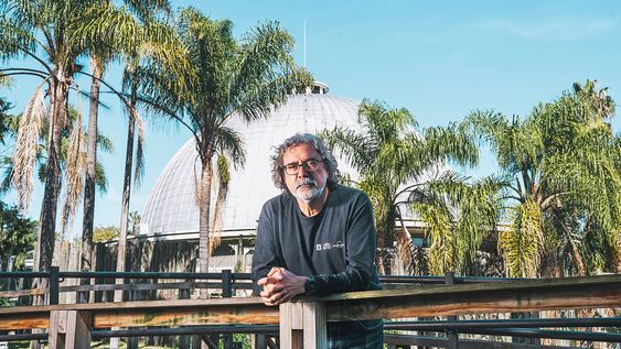 oscar mendez, director del planetario de montevideo: ?el cielo te da humildad?