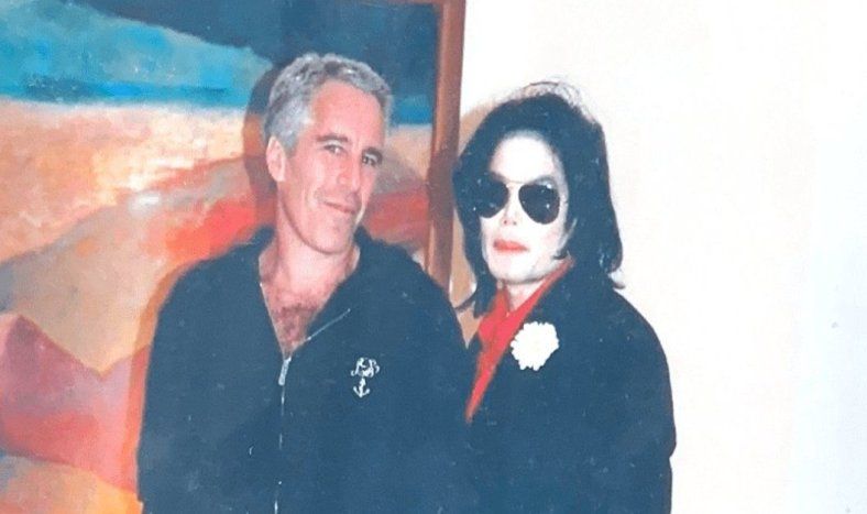 Michael Jackson aparece en varias fotografías en los archivos de Epstein, publicados por el Departamento de Justicia el viernes.