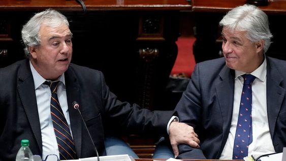 Luis Alberto Heber y Francisco Bustillo durante una interpelación. Foto: Javier Calvelo / adhocFOTOS Luis Alberto Heber y Francisco Bustillo durante una interpelación. Foto: Javier Calvelo / adhocFOTOS