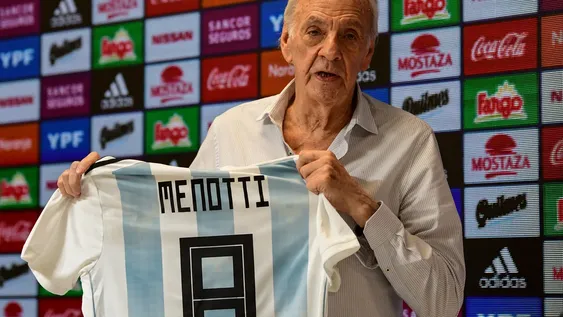 El entrenador de fútbol argentino, César Luis Menotti, director de selecciones nacionales, habla durante una conferencia de prensa en Buenos Aires, el 25 de enero de 2019 El entrenador de fútbol argentino, César Luis Menotti, director de selecciones nacionales, habla durante una conferencia de prensa en Buenos Aires, el 25 de enero de 2019