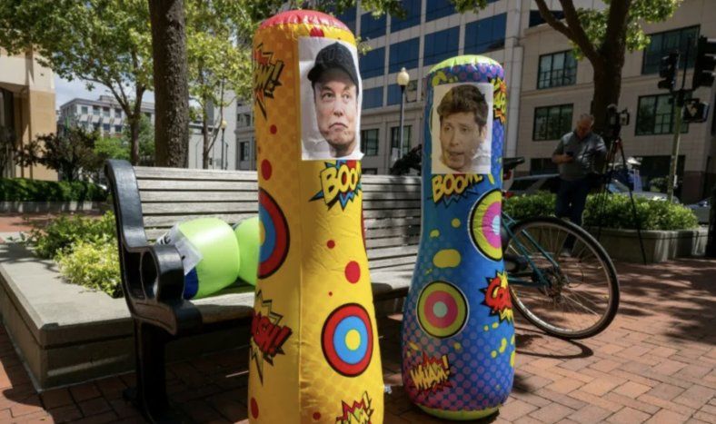 Figuras hinchables con las caras de Sam Altman y Elon Musk el 27 de abril en Oakland (California).