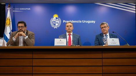 Alejandro Sánchez, Yamandú Orsi y Jorge Díaz en una conferencia de prensa en la Torre Ejecutiva