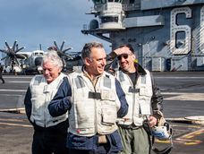 El presidente Yamandú Orsi junto al embajador Louis Rinaldi, a bordo del USS Nimitz. El presidente Yamandú Orsi junto al embajador Louis Rinaldi, a bordo del USS Nimitz.