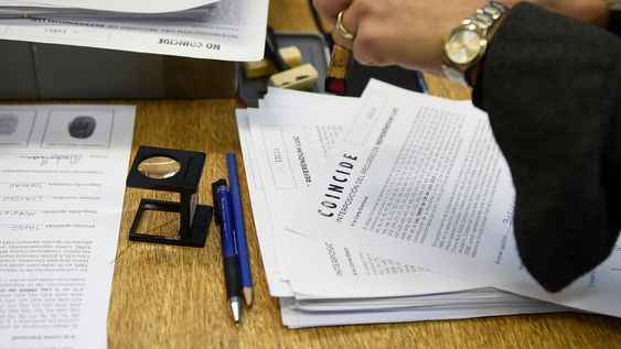 Proceso de verificacion de firmas presentadas para convocar referéndum contra la LUC, en la Corte Electoral, Montevideo. Foto: Daniel Rodriguez / adhocFOTOS