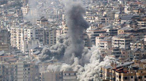 Columnas de humo se elevan tras un ataque aéreo israelí en Dahieh, en los suburbios del sur de Beirut, Líbano, el 6 de marzo de 2026.