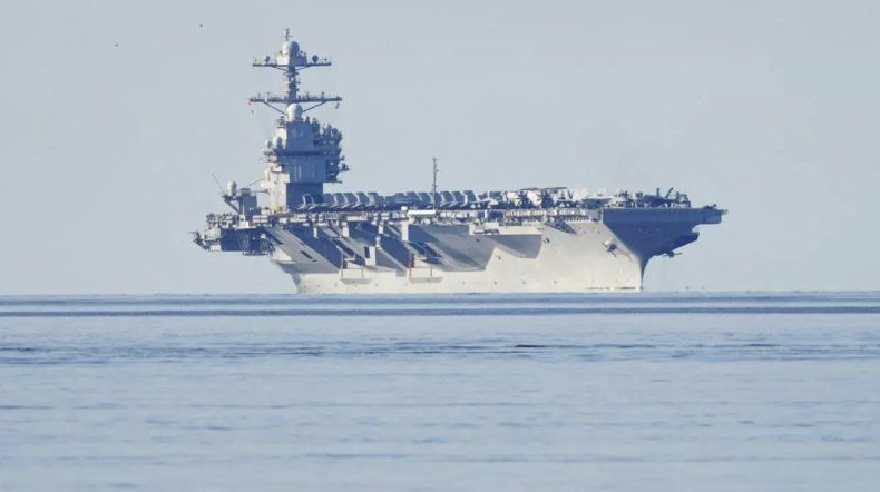 El portaaviones estadounidense USS Gerald R. Ford navegando cerca de la isla de Jeloya, en Moss, al sur de Oslo, el 24 de mayo de 2023.