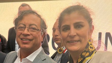 El presidente de Colombia, Gustavo Petro, junto a la vicecanciller, Laura Gil.