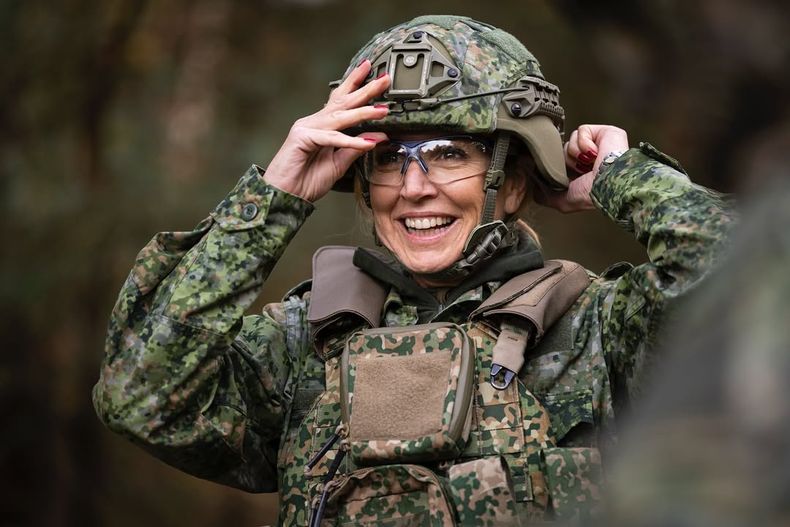 Esta no es la primera vez que la reina Máxima luce un uniforme militar; en el mes de mayo, durante una visita a los reservistas de las Fuerzas Armadas de la aldea de Guilhem, también lo usó.