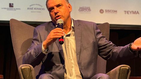 Yamandú Orsi durante el ciclo de los Desayunos Electorales de Búsqueda