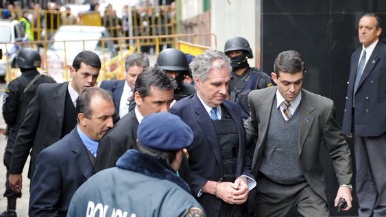 Varios integrantes de la familia Peirano fueron procesados por desvío de millones dólares del Banco Montevideo a empresas del grupo familiar, en 2002. Foto: AFP