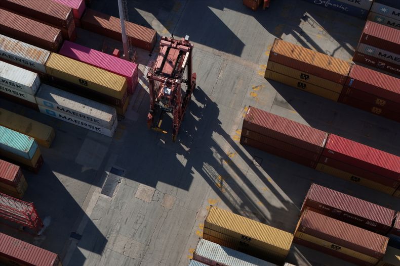 Operativa con contenedores en el Puerto de Montevideo.