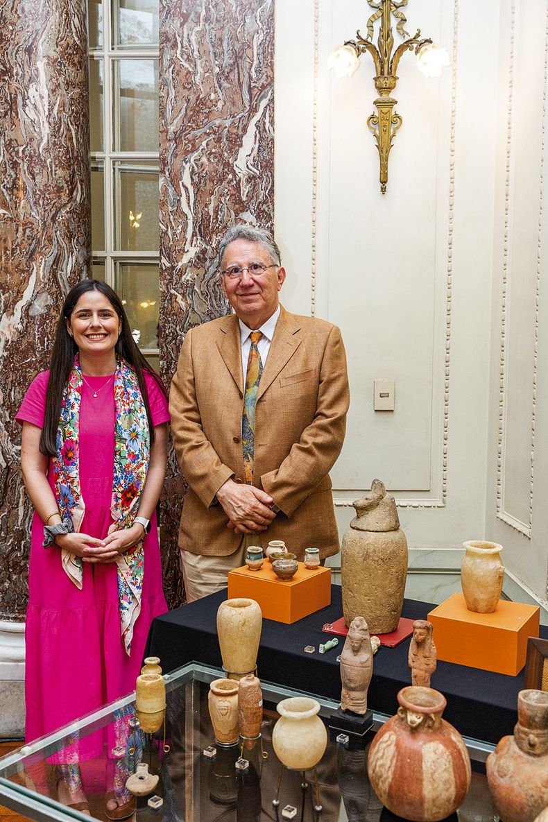 Presidenta del comité Agustina Cabrera y encargado de la Embajada de Perú Bruno Podestá