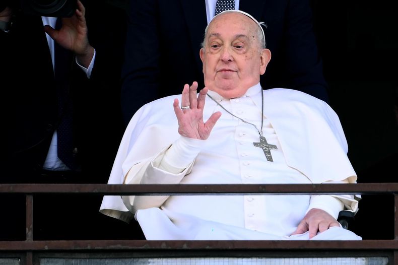El Papa Francisco saluda y bendice a los fieles desde el balcón del hospital Gemelli donde ha estado hospitalizado, en Roma, Italia, el 23 de marzo de 2025.