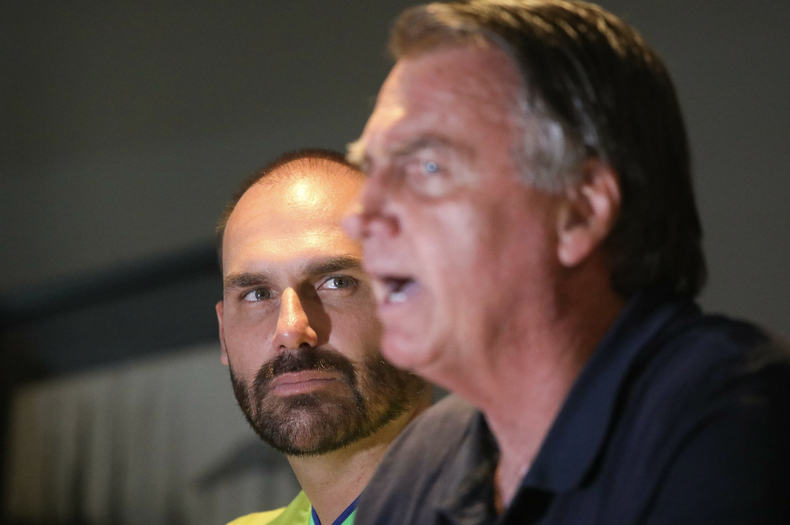 Eduardo Bolsonaro junto a su padre en un evento en Santos, octubre de 2024