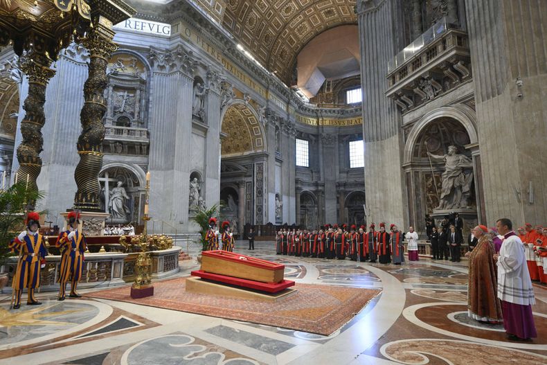 El féretro del papa Francisco en la basílica de San Pedro