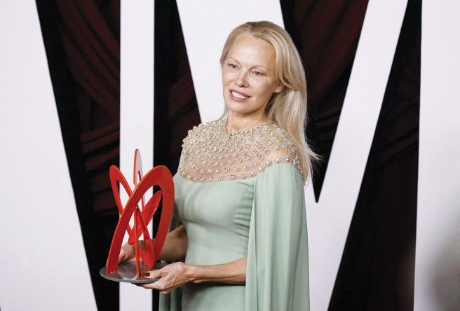 Pamela Anderson asistió sin&nbsp;maquillaje y con un vestido&nbsp;de Oscar de la Renta a la&nbsp;cuarta gala de los premios&nbsp;Mujer del Año de la revista&nbsp;Glamour, en Nueva York