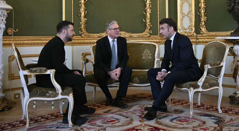 El presidente de Ucrania, Volodímir Zelenski (izq.), el primer ministro británico, Keir Starmer (centro), y el presidente francés, Emmanuel Macron, celebran una reunión durante una cumbre en Lancaster House, en el centro de Londres, el 2 de marzo de 2025