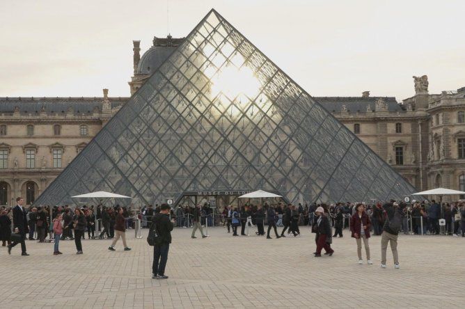 El museo del Louvre de París.