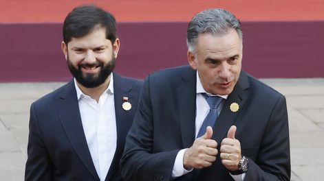 Yamandú Orsi saluda junto al presidente de Chile, Gabriel Boric, en el marco de la cumbre en defensa de la democracia este lunes, en el Palacio de La Moneda, en Santiago (Chile)