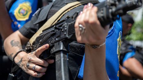 Oficial del Grupo de Respuesta Táctica de la Jefatura de Montevideo. Foto: Mauricio Zina, adhocFOTOS