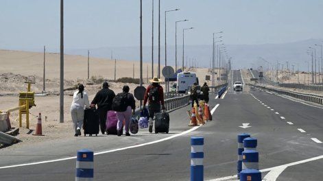 Migrantes caminan en dirección a Perú desde Chile, el 30 de noviembre de 2025.