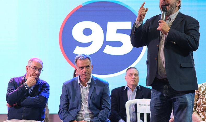 José Carlos Mahía, Yamandú Orsi y Mario Bergara durante un acto de la lista 95, octubre de 2024