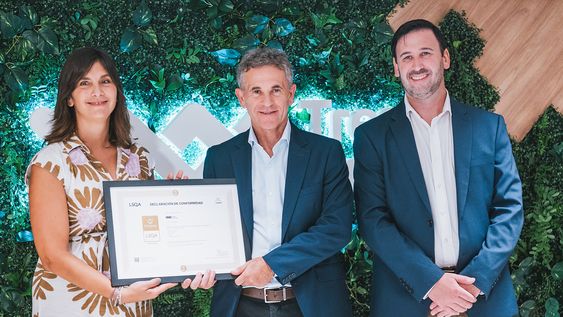 Directora ejecutiva de Uruguay XXI Mariana Ferreira, gerente general de Tres Cruces Shopping Marcelo Lombardi y Santiago Vázquez.