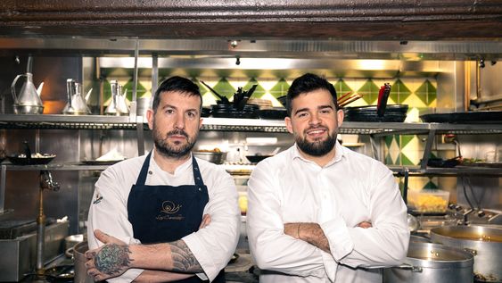 De Los Caracoles, Barcelona, el chef Alex Rodríguez Usón y el integrante de la sexta generación de propietarios Pablo Bofarull.