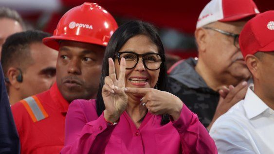 Delcy Rodríguez reacciona al ser recibida por simpatizantes durante una manifestación en Caracas (Venezuela), 29 de enero de 2026.